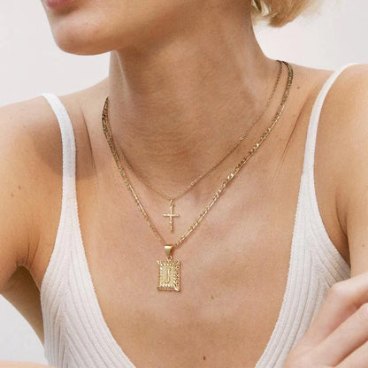 Set de 2 Collares de Inicial y Cruz en Oro de 14k