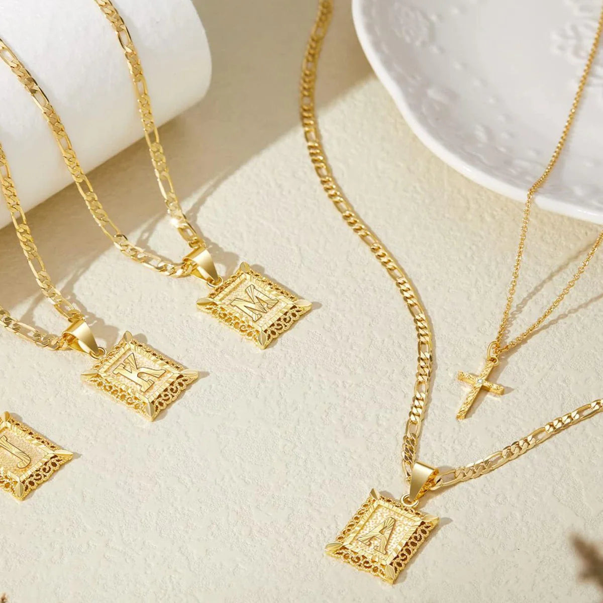 Set de 2 Collares de Inicial y Cruz en Oro de 14k
