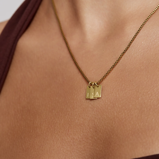 Collar con inicial y etiqueta personalizada