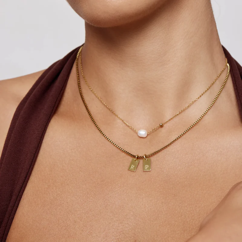 Collar con inicial y etiqueta personalizada