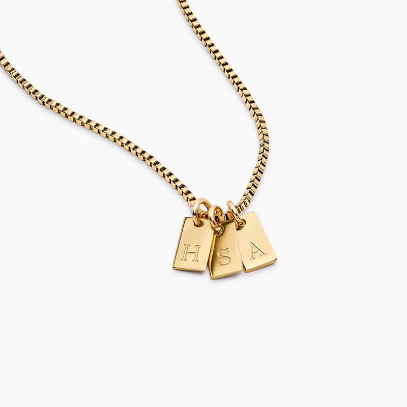 Collar con inicial y etiqueta personalizada