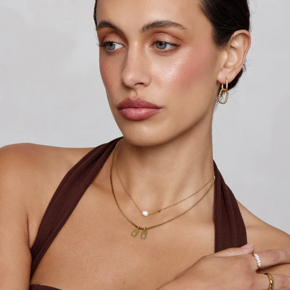 Collar con inicial y etiqueta personalizada