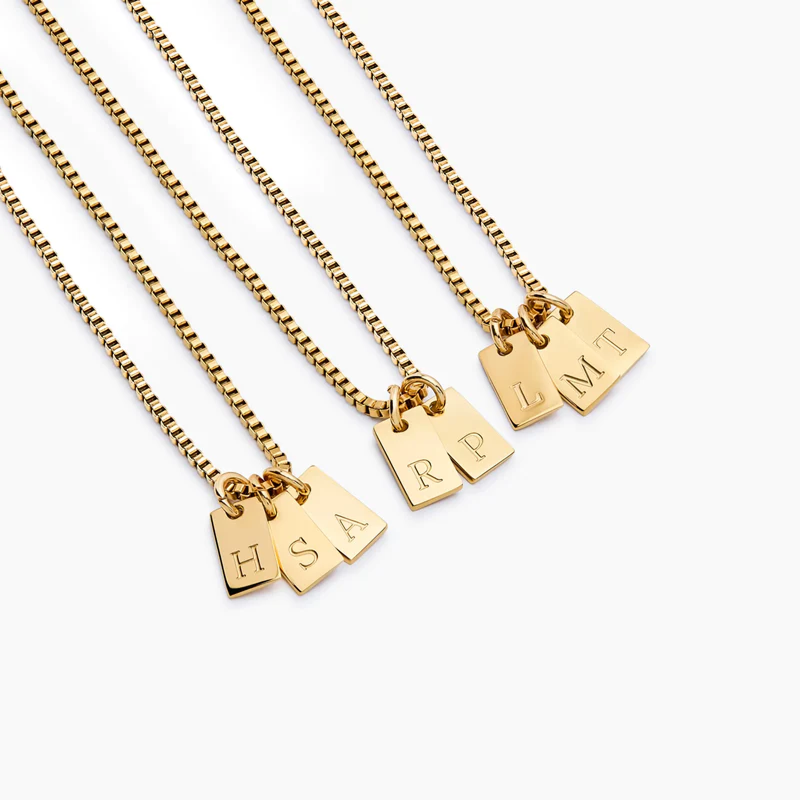 Collar con inicial y etiqueta personalizada