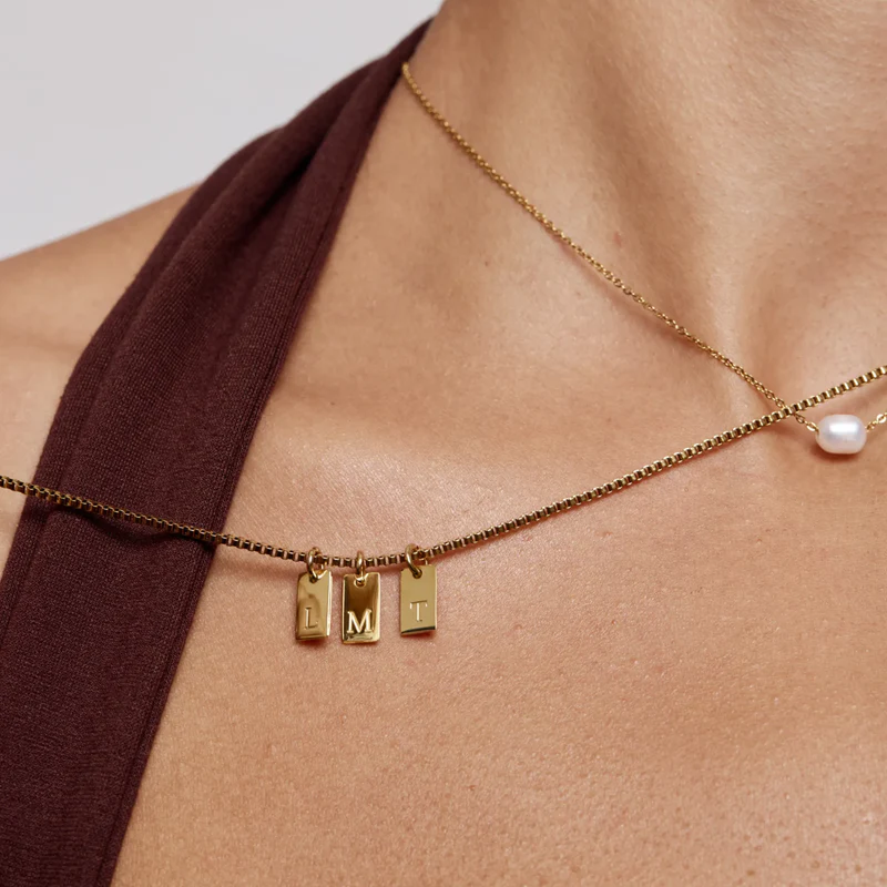 Collar con inicial y etiqueta personalizada