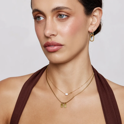 Collar con inicial y etiqueta personalizada