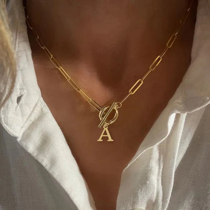 Collar con broche de círculo inicial de letra y sujetapapeles