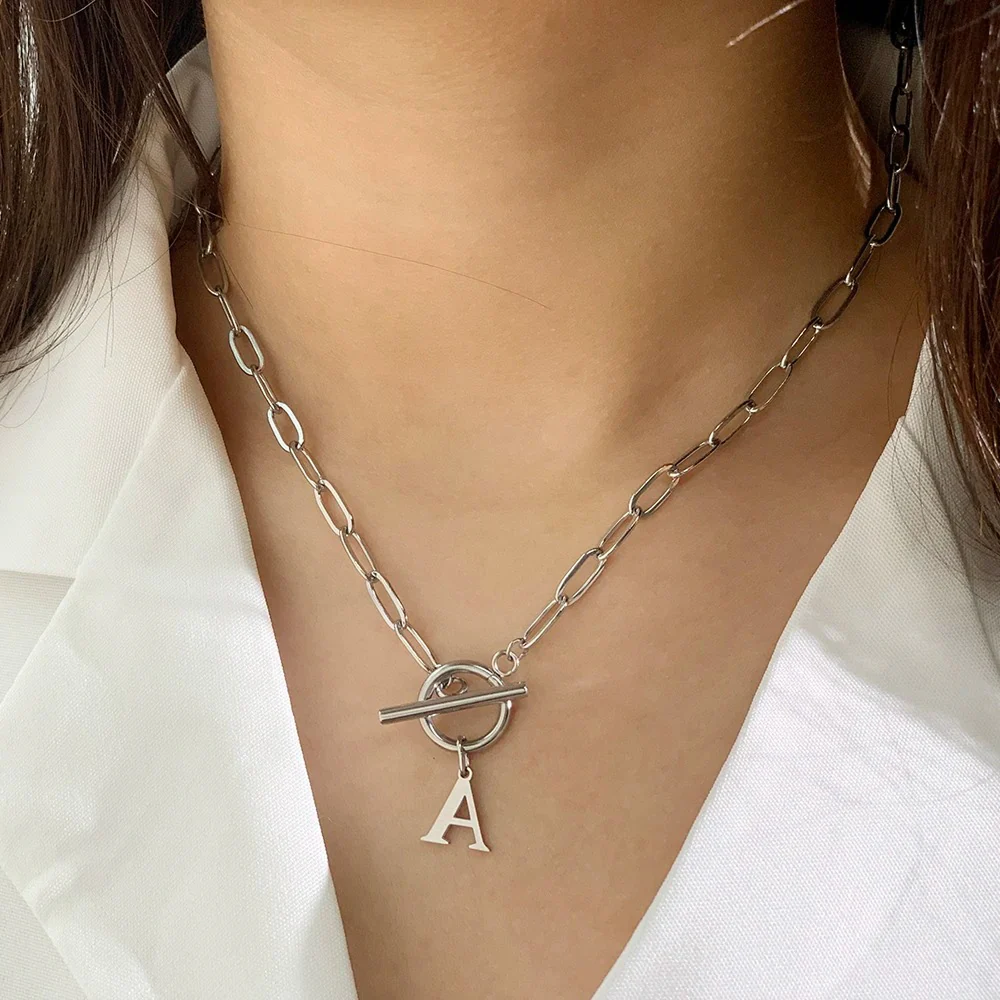 Collar con broche de círculo inicial de letra y sujetapapeles