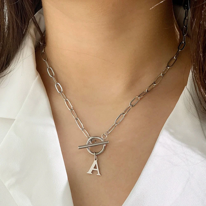 Collar con broche de círculo inicial de letra y sujetapapeles